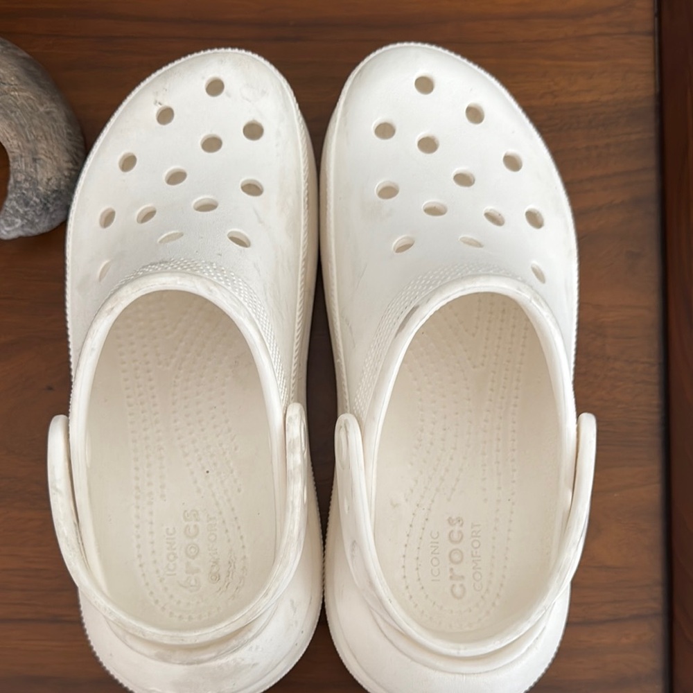 CROCS White Sandals with Ventilation and Comfort